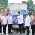 Bupati Karawang Serahkan Bantuan Rp100 Juta untuk Masyarakat Situbondo