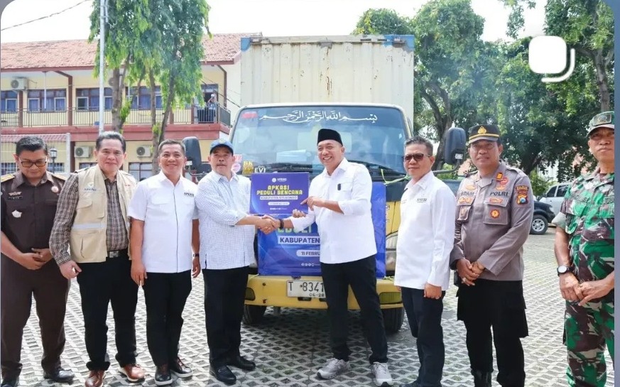 Bupati Karawang Serahkan Bantuan Rp100 Juta untuk Masyarakat Situbondo