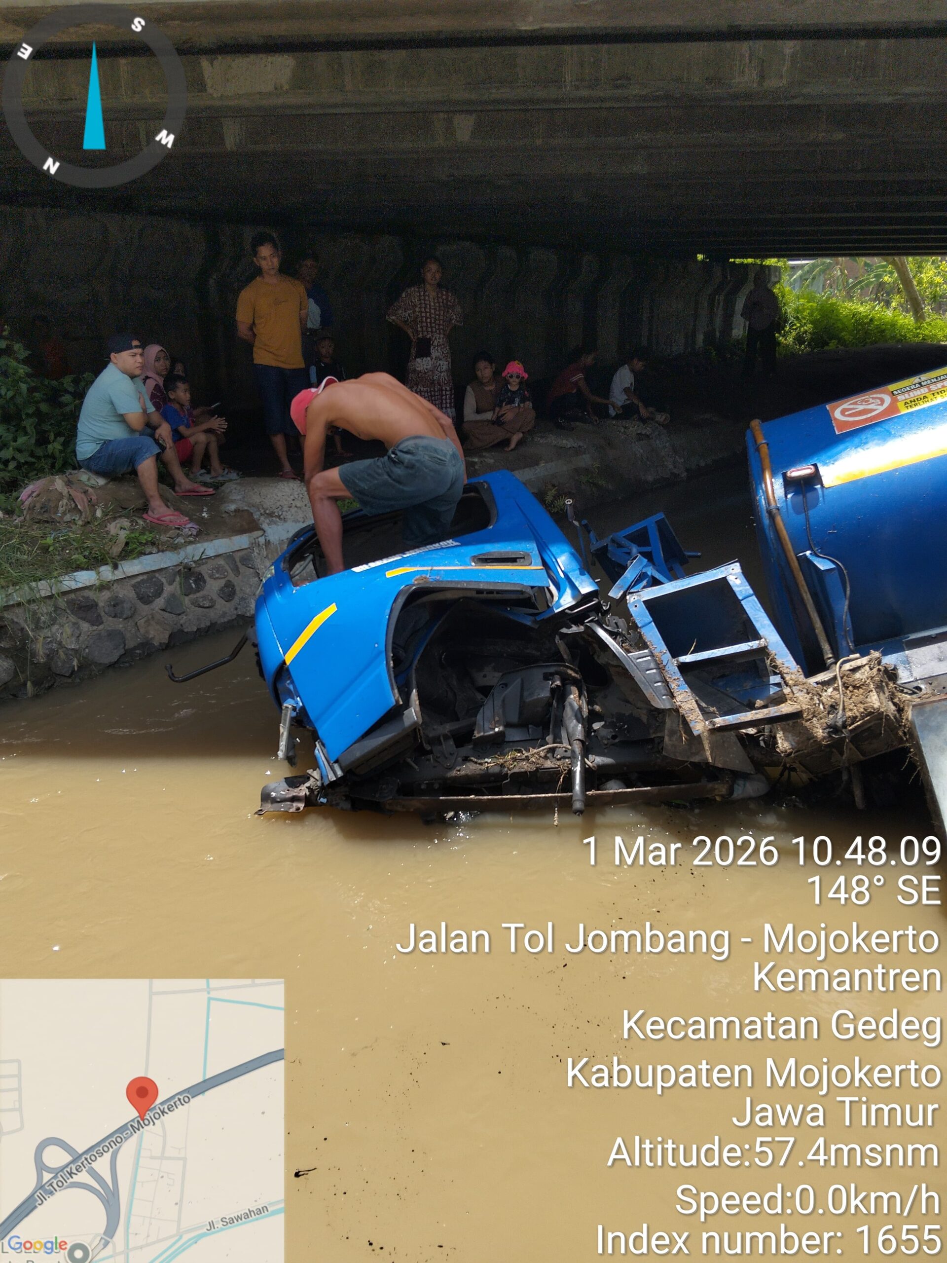 Diduga Kelebihan Muatan Tangki Biru Putih Milik PT. Sinar Almas Mulia Terjun Bebas Kedalam Sungai