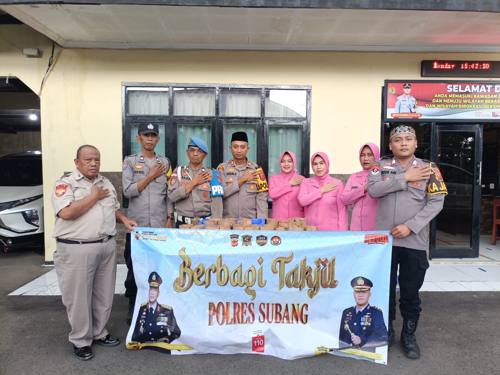 Berbagi Di Bulan Ramadhan, Polsek Blanakan Beserta Ketua Ranting BBhayangkari Bagikan Takjil Kepada Warga Yang Ngababurit