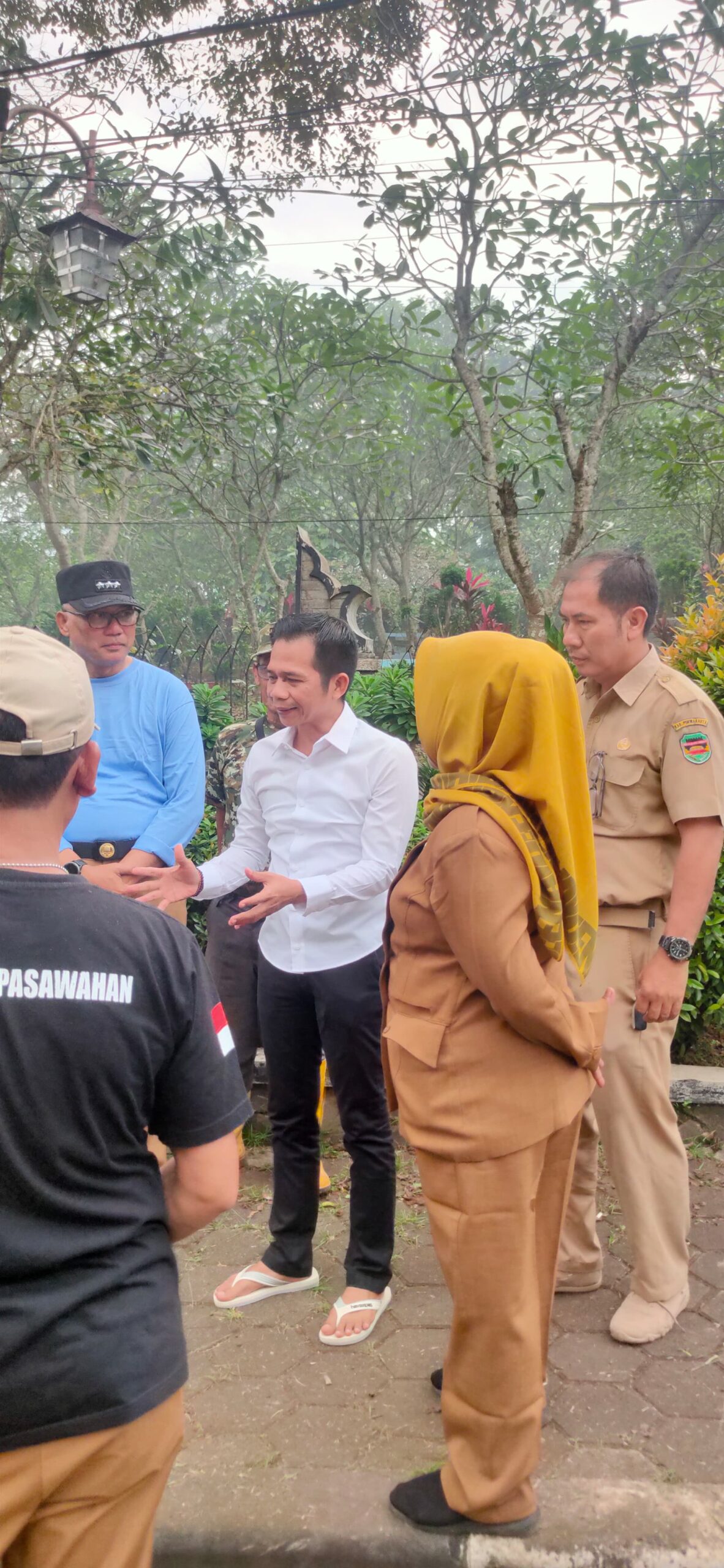 Luar Biasa! Om Zein “Ngosek” Bareng Warga Lebak Anyar, Pastikan Jalan Sirna Anyar Kinclong