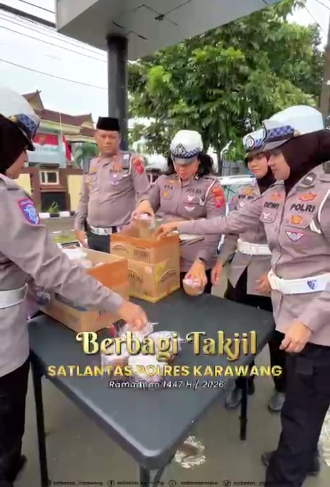 SATLANTAS POLRES KARAWANG BERBAGI TAKJIL, ROMADHON BULAN PENUH BERKAH