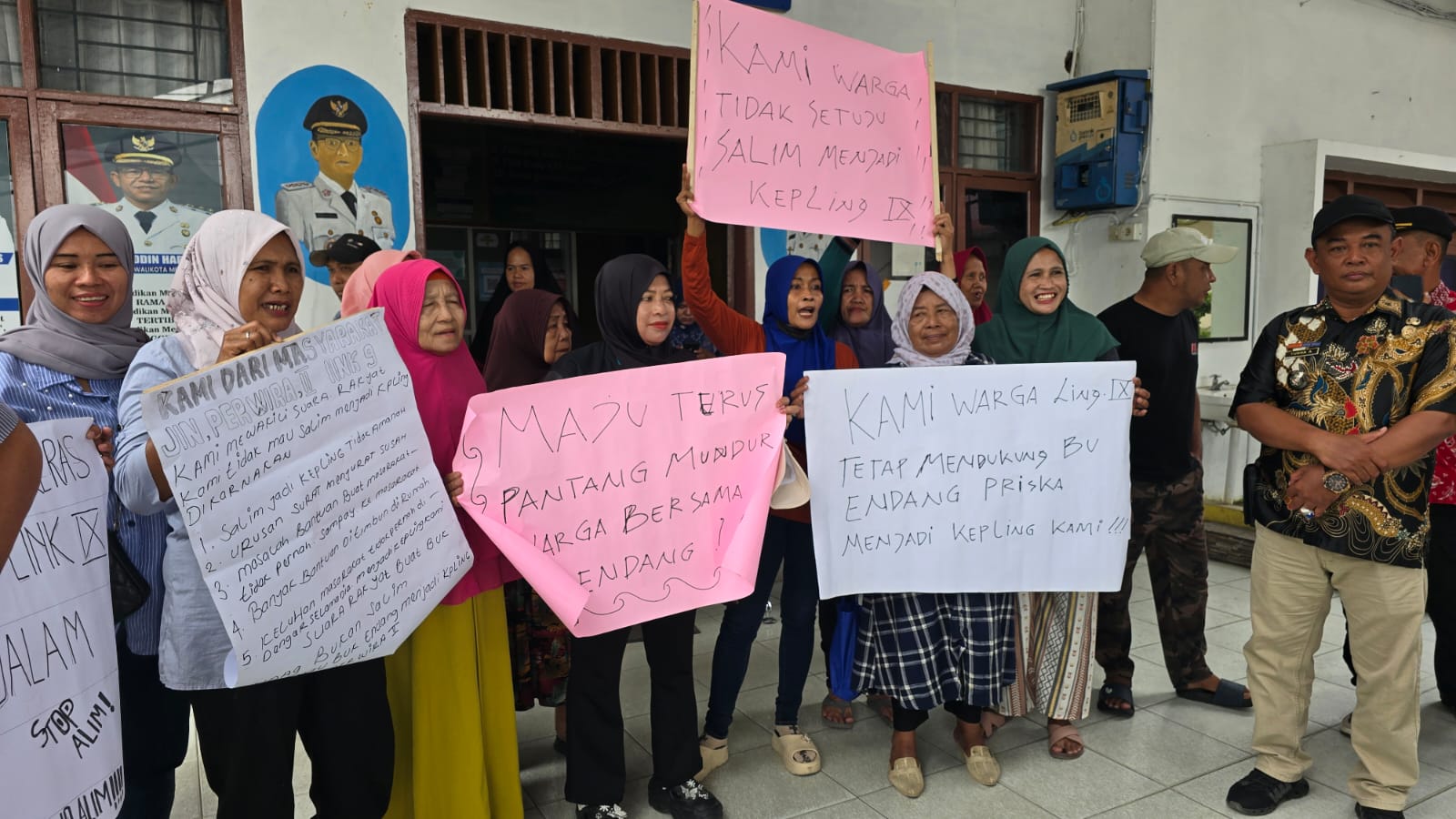 Emak- emak Geruduk Kantor Camat, Ada Dugaan Suap Pengangkatan Kepling IX Pulo Brayan Bengkel