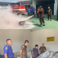 Kejari Simalungun Bersama Damkar Gelar Simulasi Penggunaan Apar: Barang Bukti Aman Di Gudang