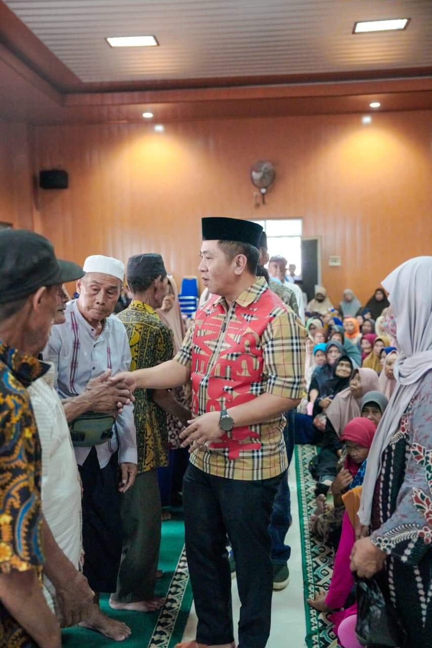 Penuh Haru di Tanah Kelahiran, Bupati Aep Berbagi Kebahagiaan dengan Warga Anggadita