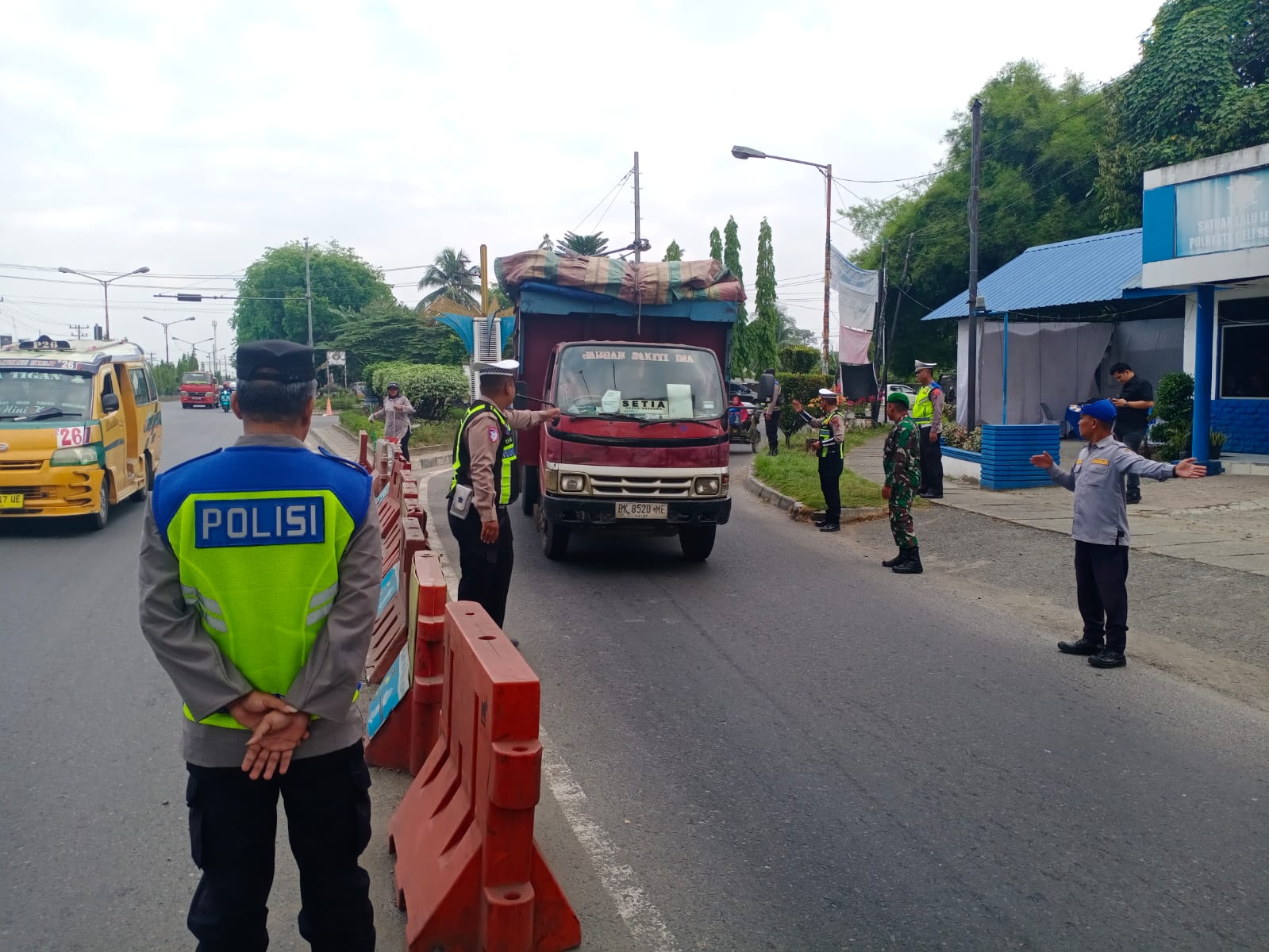 Antisipasi Kemacetan Arus Balik Mudik, Personil Pos Ketupat Toba 2026 Polresta Deli Serdang Optimalkan Gatur dan Rekayasa Lalu Lintas.