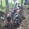 TNI dan Warga Gotong Royong Bangun Akses Jembatan Antar Desa