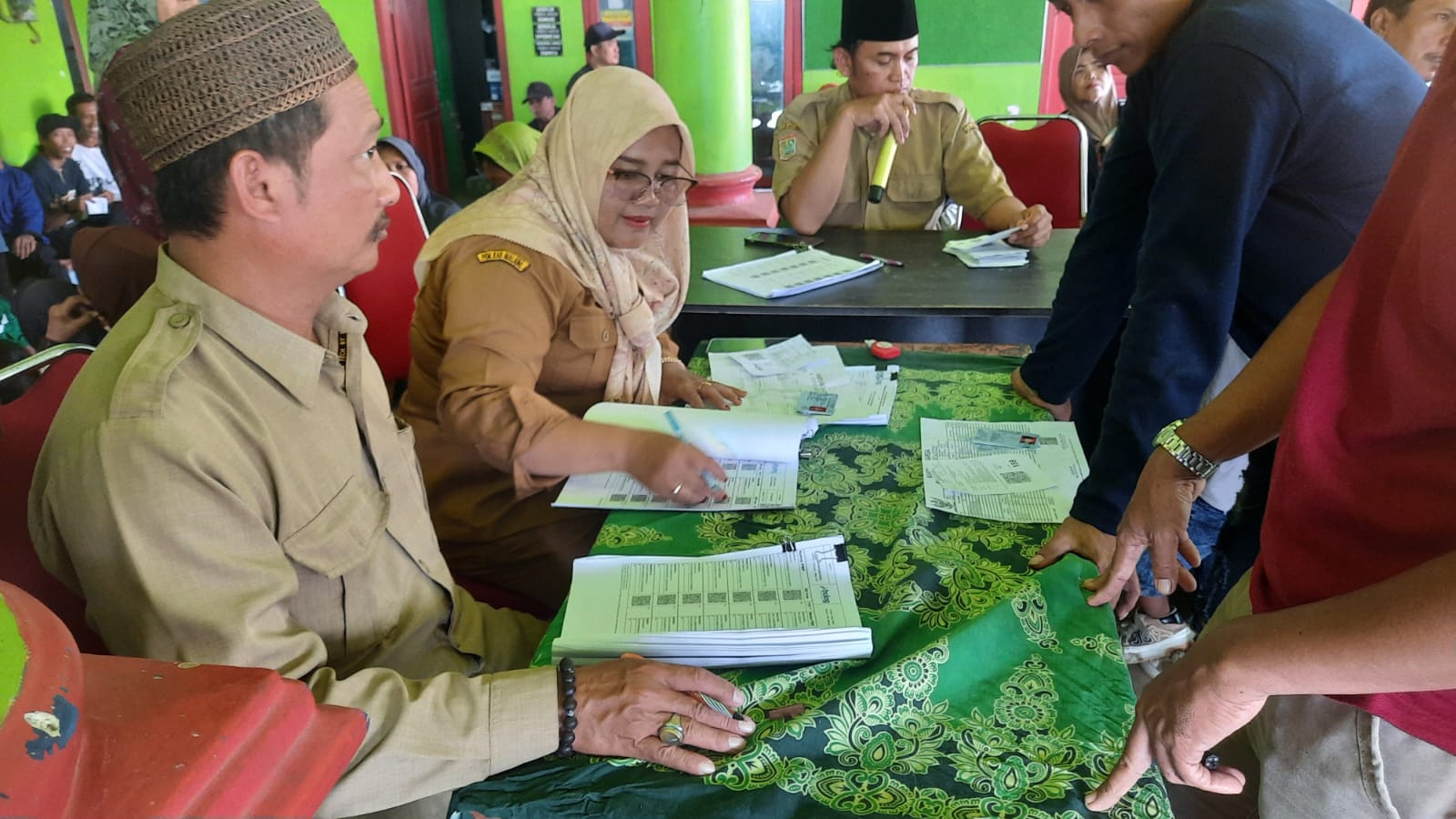 Polsek Bantur Berikan Pengamanan Kegiatan Penyaluran Bansos Beras 20 Kg dan Minyak 4 Liter Desa Pringgodani