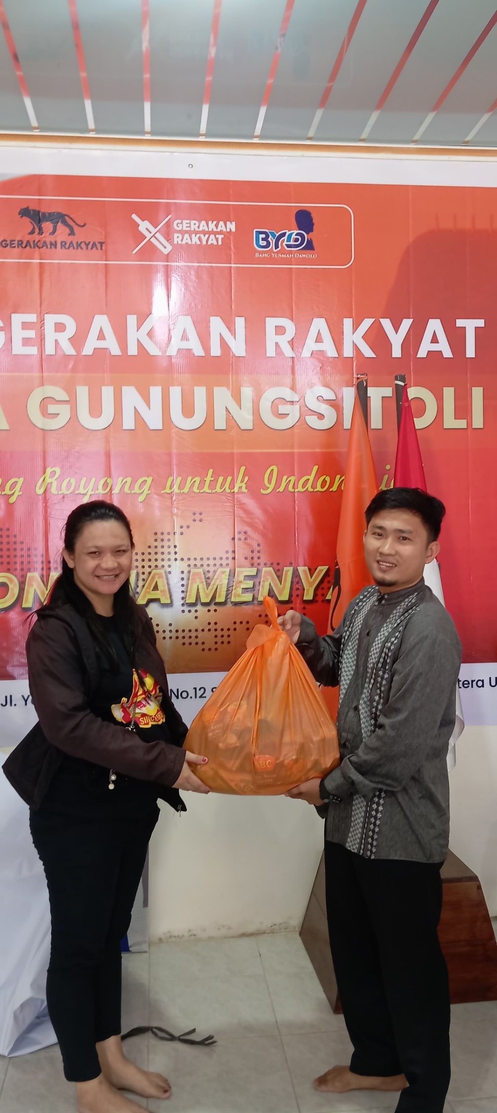 DPD Gerakan Rakyat Kota Gunungsitoli Menerima Sembako dari Bang Yd Puluhan Anggota Gerakan rakyat Menerima.