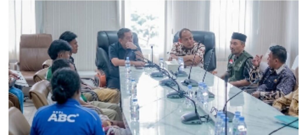 Bupati Karawang Serahkan Santunan kepada Korban Kecelakaan di Majalengka