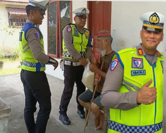 Sentuhan Humanis Satlantas Polres Batu Bara: Patroli Sekaligus Berbagi Sembako untuk Warga