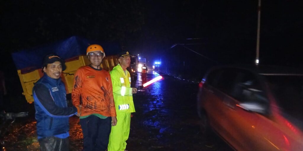 GERCEP! POLSEK JALAN CAGAK BERSAMA BPBD EVAKUASI POHON TUMBANG LALULINTAS KEMBALI NORMAL