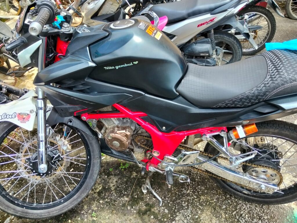 KECELAKAAN MEMATIKAN, MOTOR HONDA CBR BERTABRAK DENGAN TRUK PARKIR TANPA RAMBU PENGAMAN