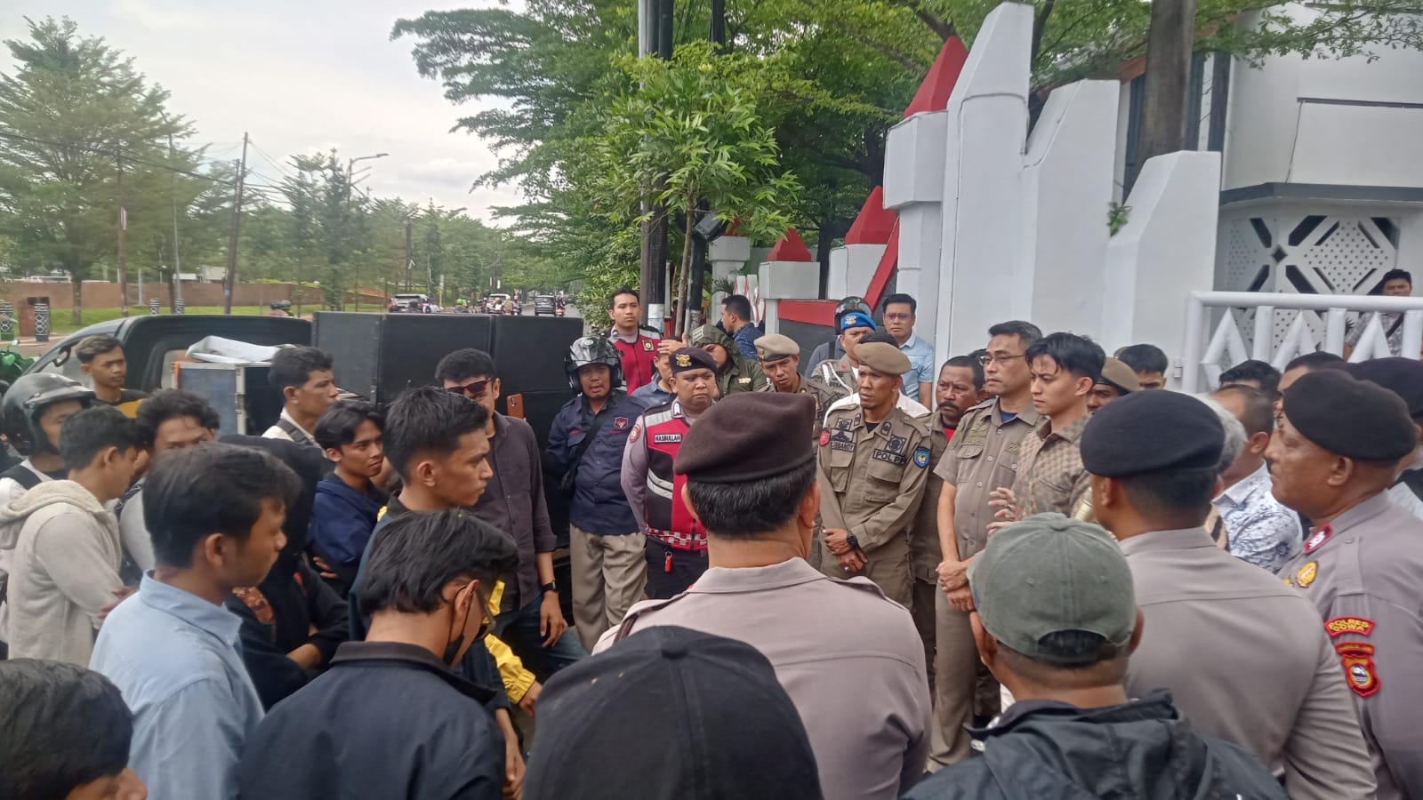 Ratusan Massa Geruduk Kantor Bupati Gowa, Usung Tema “Gowa Darurat” Desak Usut Skandal Pejabat