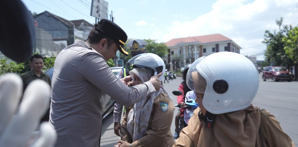 Viral! Polisi Gowa Bagi Helm Gratis, Pendekatan Humanis Tuai Apresiasi