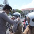 Viral! Polisi Gowa Bagi Helm Gratis, Pendekatan Humanis Tuai Apresiasi