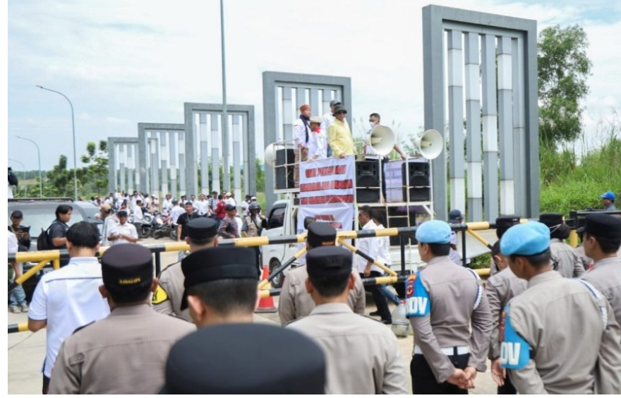 Ribuan Anggota APDESI Merah Putih Jabar Demo PT Pertiwi Lestari, Polres Karawang Siaga