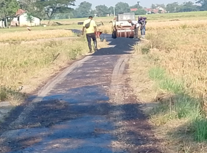 Sepanjang 264 Meter Jalan Lingkungan Desa Langemsari Di Hotmix