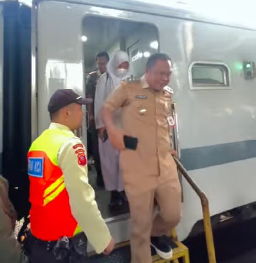 Wabup Karawang Naik Kereta Lokal, Tekankan Efisiensi Anggaran dan Hemat BBM