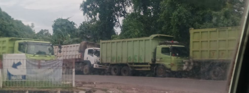 “*Warga Baturaja Keluhkan Antrean Panjang Solar Subsidi, Diduga Diserbu Truk Tambang*”