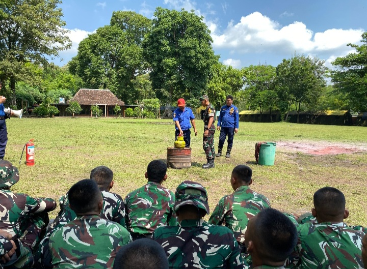 Sinergi TNI–Damkar: Prajurit Yonif TP 885/Belibis Putih dan Taruna Akmil Siap Jadi Garda Terdepan Penanganan Kebakaran di Bojonegoro