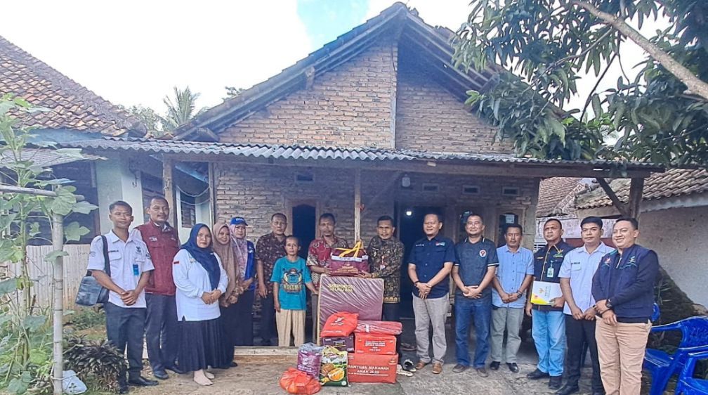 “Camat Hulu Sungkai Serahkan Bantuan kepada Korban Kebakaran di Desa Gedung Raja”
