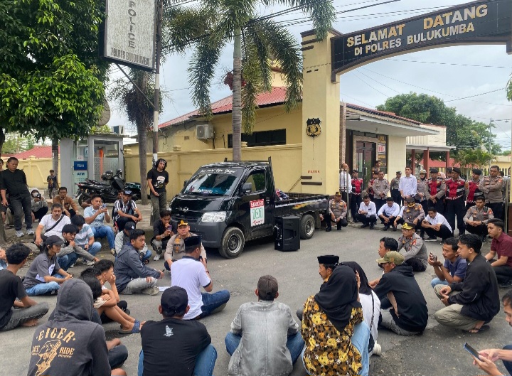 Aksi Humanis Kapolres Bulukumba AKBP Restu, Temui Peserta Aksi Sambil Duduk di Aspal