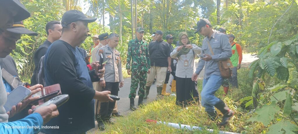 Koramil 0818 /16 Sumbermanjing Wetan Hadiri Kegiatan Penandaan Batas Luar Wilayah
