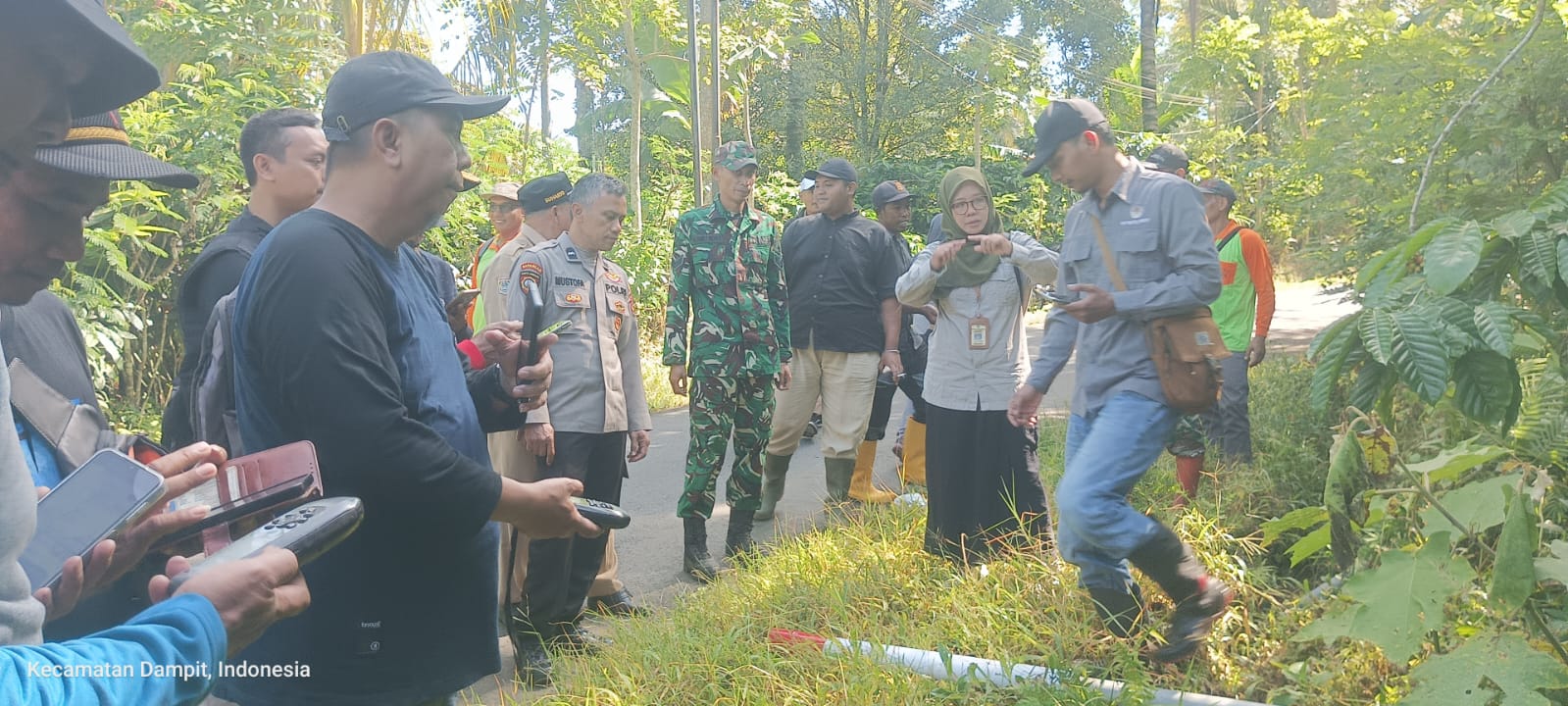 Koramil 0818 /16 Sumbermanjing Wetan Hadiri Kegiatan Penandaan Batas Luar Wilayah