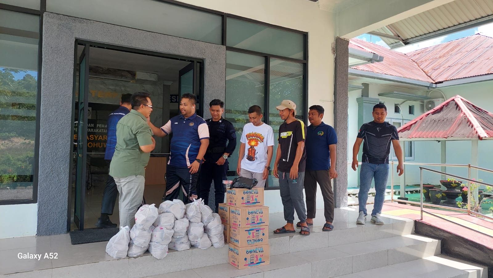 Dari Berbagi Makanan Hingga Bantu Warga Kurang Mampu, YR TIM Terus Hadir Untuk Masyarakat