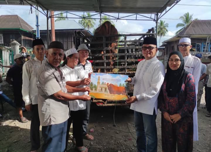 Bupati Joncik Muhammad Serahkan Sapi Kurban Dari Prabowo