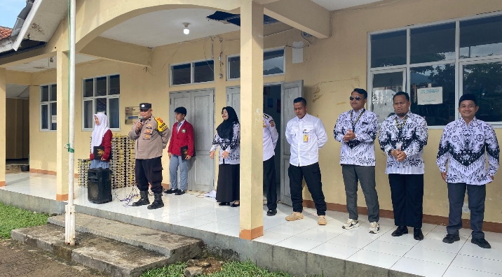 Bhabinkamtibmas Desa Karang Tengah Hadiri Upacara HARDIKNAS Di SMP-SMA PANCAR BHAKTI, Tekankan Disiplin Dan Karakter Generasi Muda