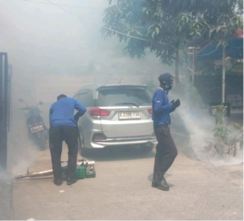 Fogging DBD di Perumahan Aljazeera Berjalan Lancar, Pemdes Kondangjaya Apresiasi Bantuan CSR PT Sumi Rubber Indonesia