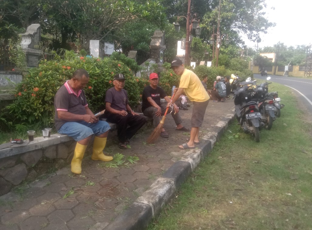 Lurah Gugun Gunawan Pimpin Langsung JumSib Lebak Anyar, Ratusan Warga Bersihkan Jalan hingga Area TPU