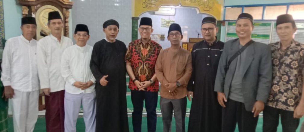 Bupati OKU H.Teddy Meilwansyah Sholat Jum’at Dan Jenazah Tokoh Masyarakat Pahlawan Kemarung Di Masjid Nurul Iman Kelurahan Pasar Baru