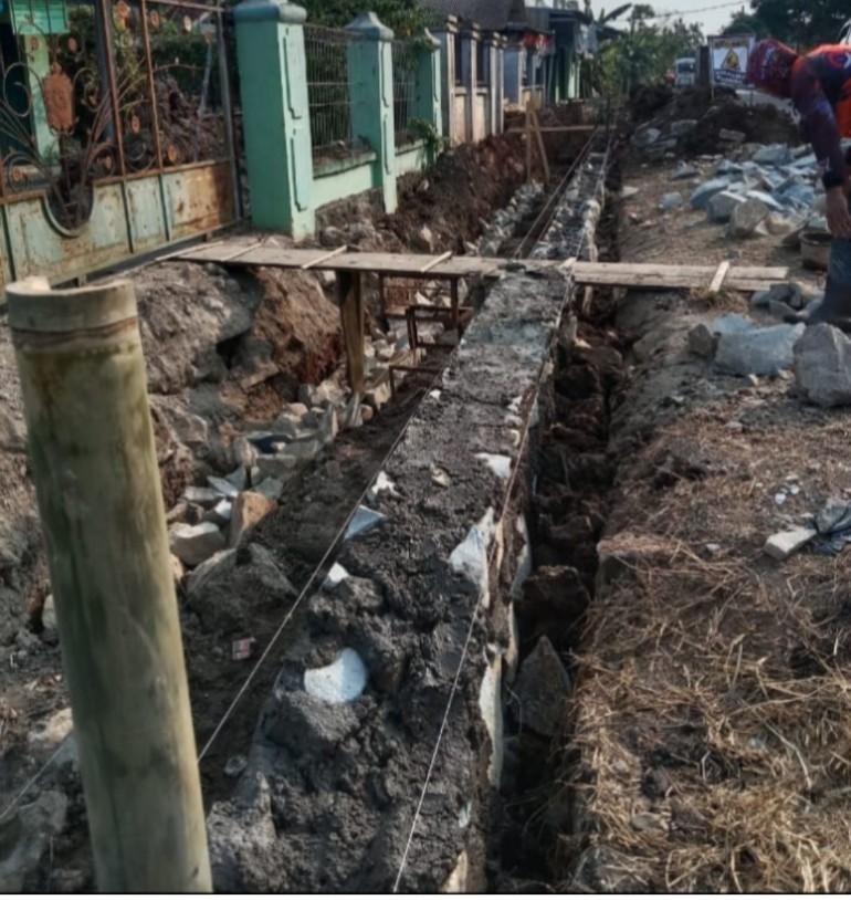 KADIS PUPR KARAWANG DAN KABID SDA BUDEG??? SAAT DIKONFIRMASI TERKAIT PEMASANGAN TURAP PULOJAYA