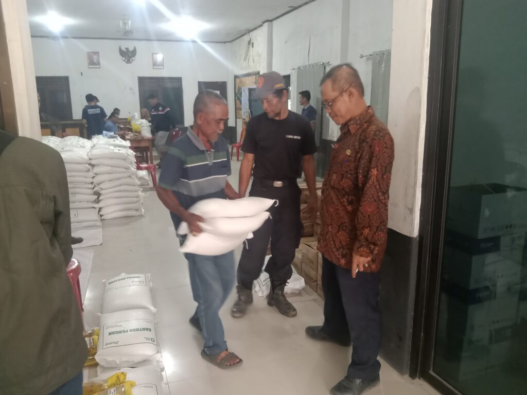 Lurah Gugun Gunawan Salurkan Bansos Beras 20kg + Minyak 4 Liter untuk 630 KK di Lebak Anyar