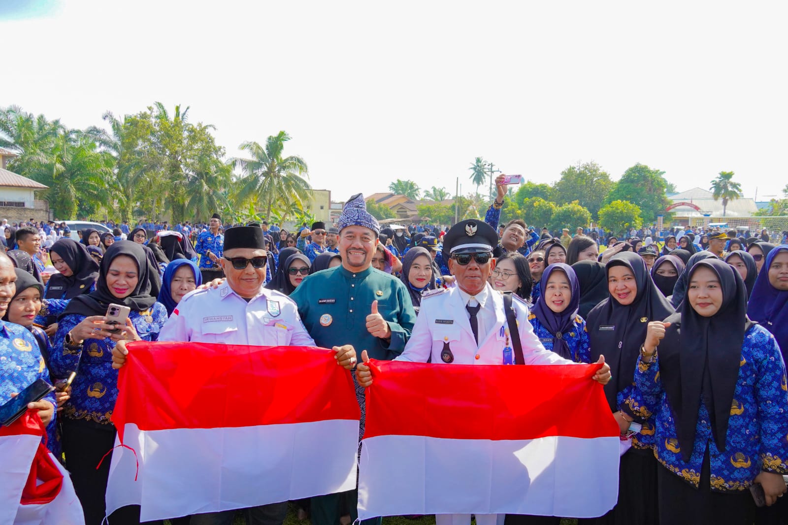 Bupati Batu Bara Pimpin Upacara Hari Lahir Pancasila 2026, 1.000 Bendera Merah Putih Dibagikan untuk Warga