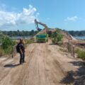 DEWAN PAKAR DPP LSM ELANG MAS Prof Dr KH Sutan Nasomal Bangkit:: Media Sudah Bicara, Mengapa Hukum Diam? Ketika Tambang Ilegal di BINTAN Lebih Kuat dari UUD” Foto Ist: Media Sudah Mengangkat Isu Ini ke Puncak Agenda Publik. Tapi Apakah Negara Akan Membiarkan Bintan Menjadi Bukti Bahwa Hukum Indonesia Hanya Kertas Basah?”