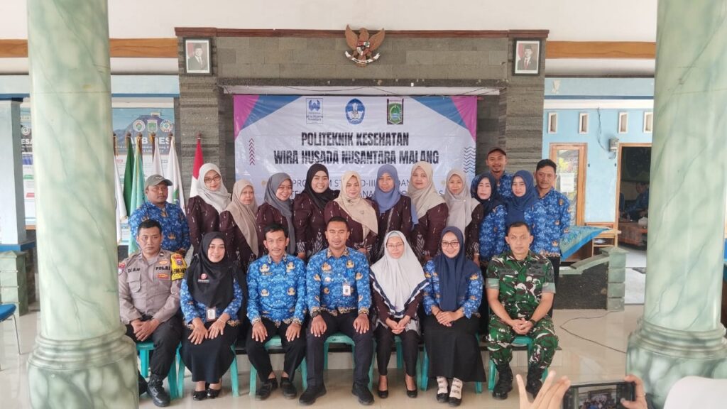 Serma Nurhadi Hadiri Perpisahan Mahasiswa Poltekkes Wira Husada Nusantara di Desa Sidomulyo