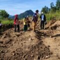 Warga Korban Longsor Murka, Akses Jalan Belum Dibuka, Pemerintah Sibuk Tanam Durian dan Foto-Foto