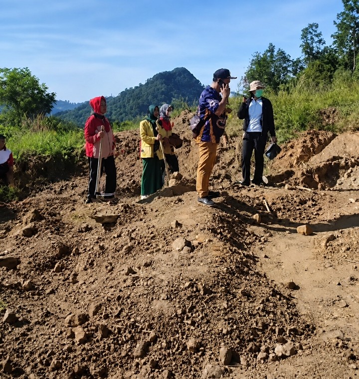 Warga Korban Longsor Murka, Akses Jalan Belum Dibuka, Pemerintah Sibuk Tanam Durian dan Foto-Foto