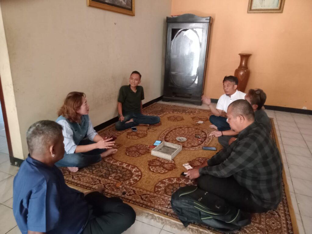 DPC PPWI Kabupaten Majalengka, LSM LAKI dan LSM Elang Mas saat wawancarai keluarga korban   Harta Istri Hasil TKW Dikuras Kedua Anak Perempuan Dicabuli Hingga Akhirnya Jeruji Besi Menanti YRN
