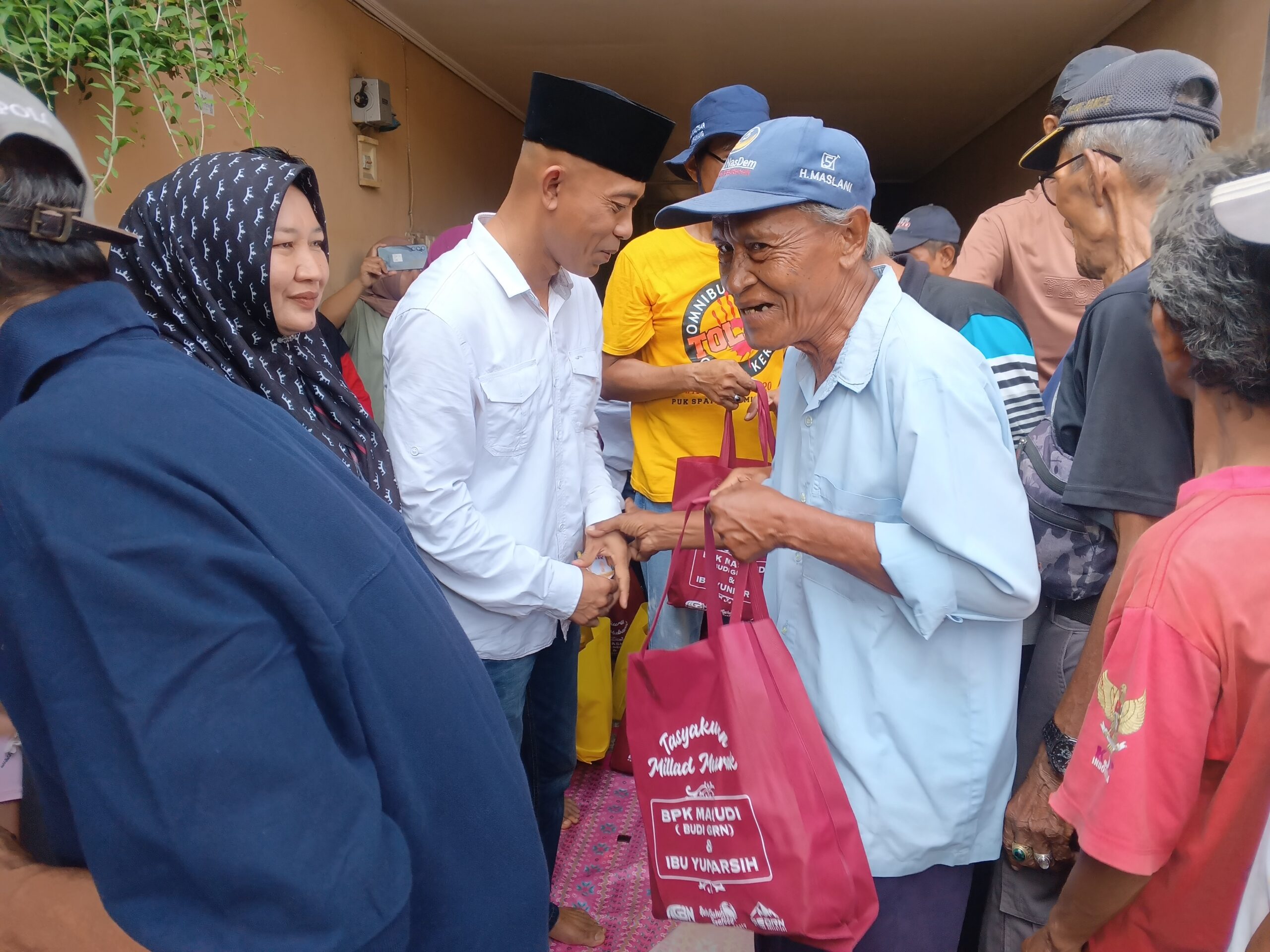 Ribuan Paket Sembako Dibagikan untuk Jompo dan Yatim Piatu, Warga Apresiasi Kepedulian Budi Georn dan Keluarga