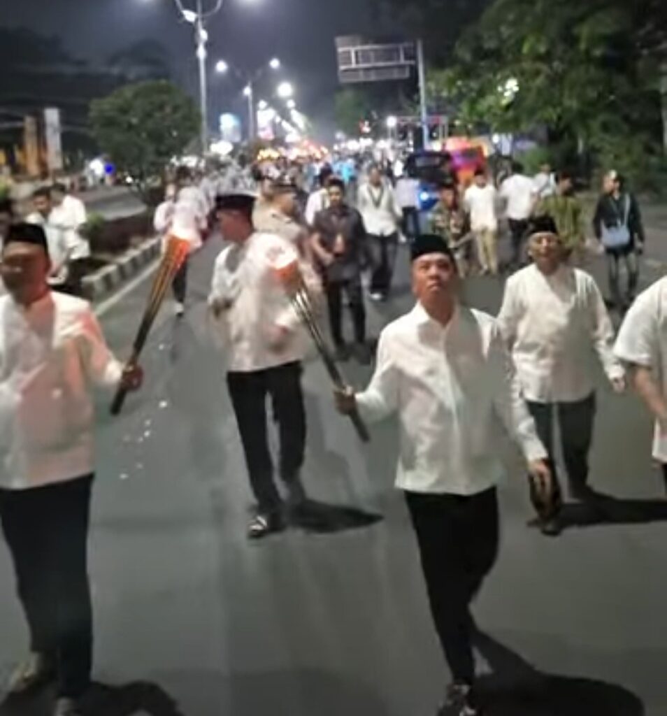 Sambut 1 Muharram 1448 H, Ribuan Warga Ikuti Pawai Obor Bersama Bupati Karawang