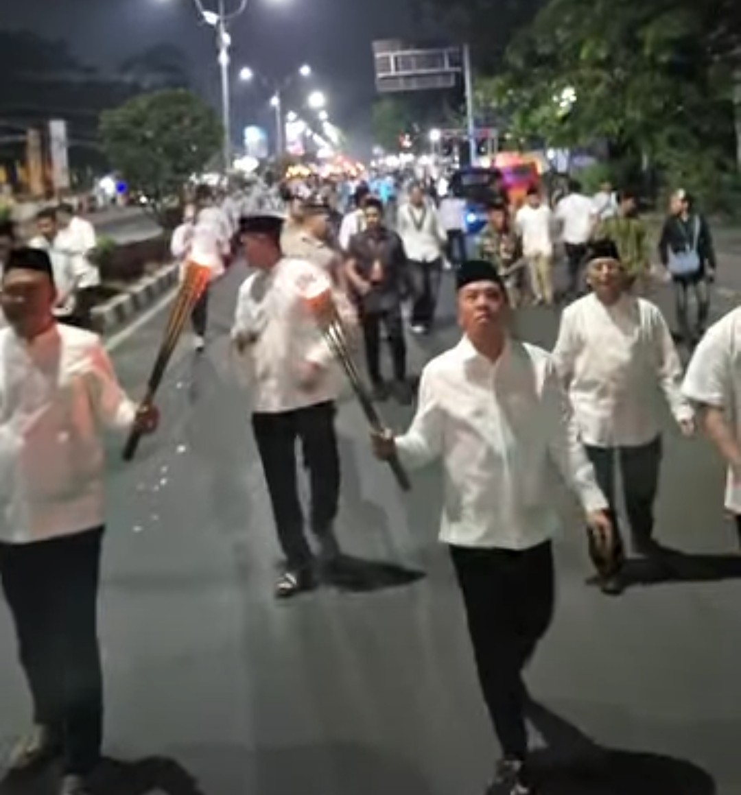 Sambut 1 Muharram 1448 H, Ribuan Warga Ikuti Pawai Obor Bersama Bupati Karawang