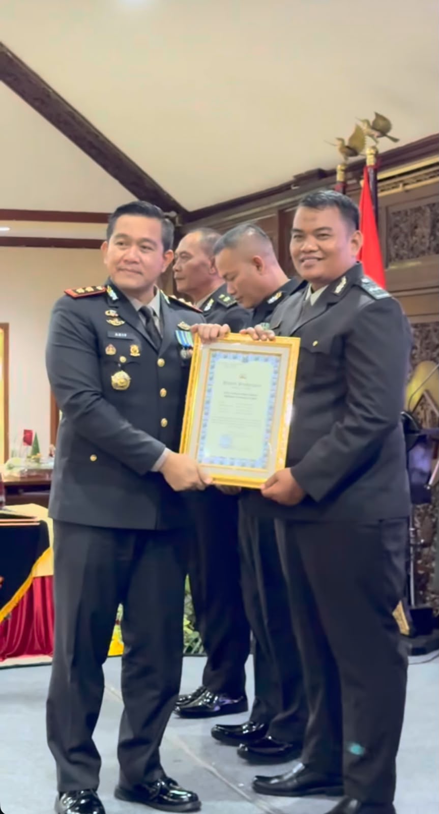 Belum Genap 6 Bulan ,Aipda Nanang Sumantri SH Raih Dua Penghargaan Dari Kapolres Lamongan Pada Hari Bhayangkara Ke 80