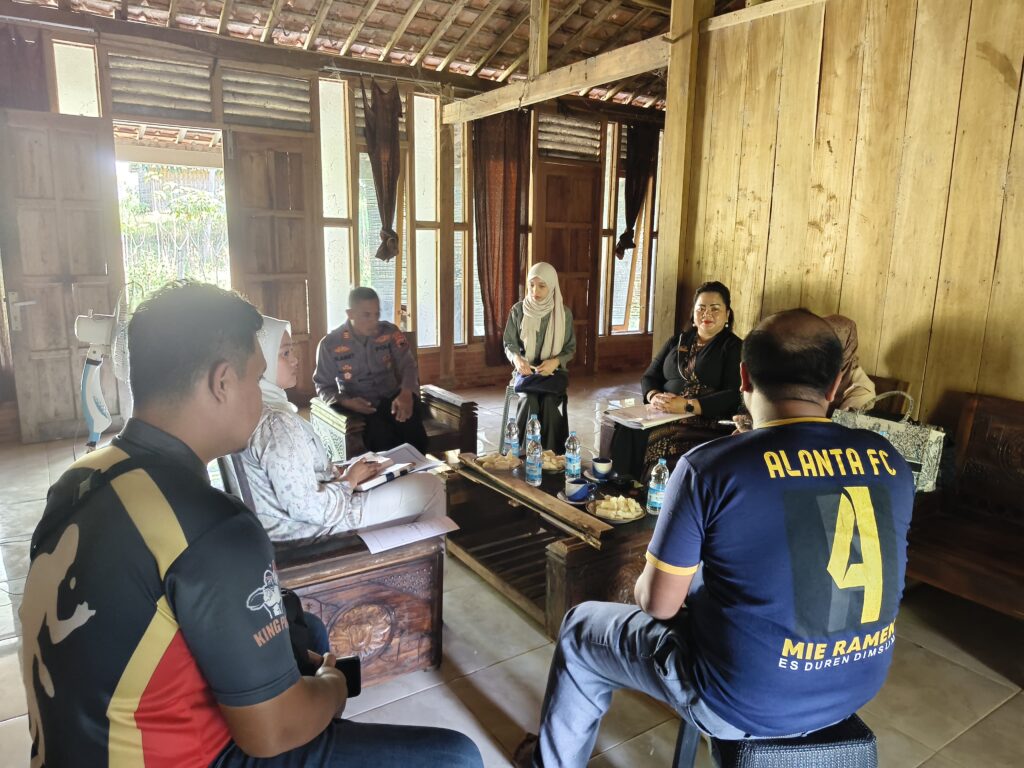WONG CILIK SEBAGAI KORBAN DIKRIMINALISASI JUSTRU SEKARANG JADI TERSANGKA TEGUH RIYANTO, WARGA SRAGEN, DIKUNJUNGI TIM LPSK PUSAT DI RUMAHNYA; TIM KUASA HUKUM APRESIASI RESPON CEPAT LPSK DAN DESAK KEPASTIAN HUKUM ATAS LAPORAN DUGAAN PENGANIAYAAN