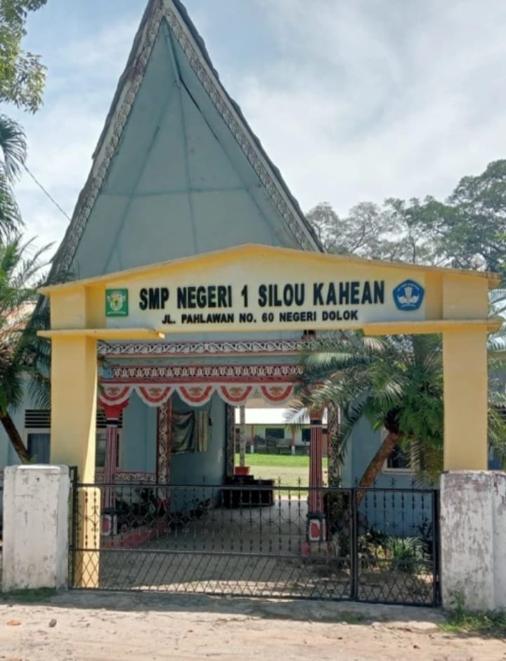DUGAAN PUNGLI DI SMP NEGERI 1 SILOU KAHEAN: PLT Kepala Sekolah Diduga Kutip Rp250 Ribu per Siswa Baru untuk Atribut, Orang Tua Menjerit