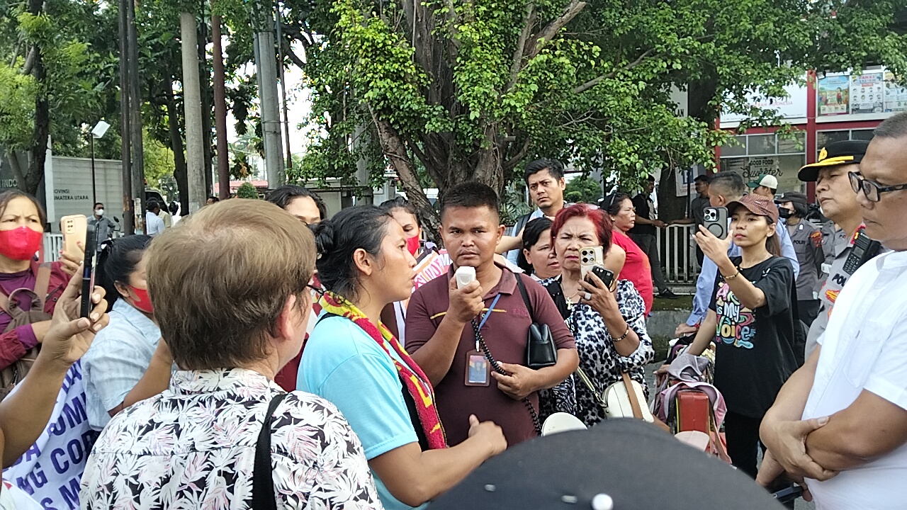Pengguna Jalan Keluhkan Aksi Unras Ilegal Yang Dipimpin Istri DPO LS, Sebabkan Kemacetan Hampir 1 Km